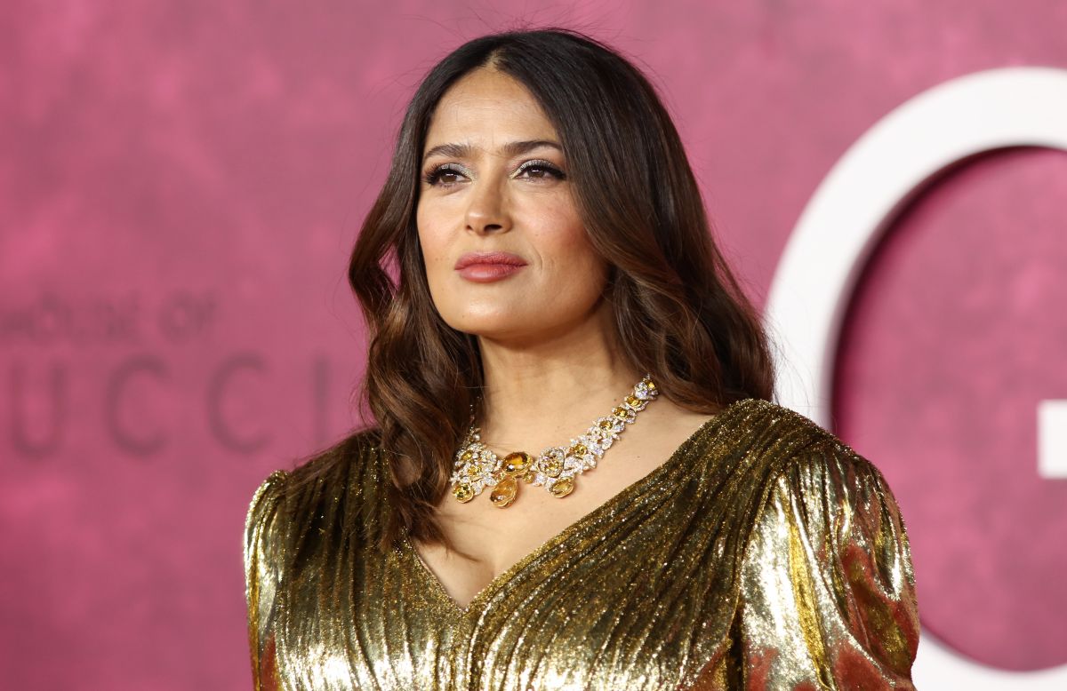salma-hayek-falls-in-love-with-her-fans-with-a-look-inspired-by-jackie-kennedy