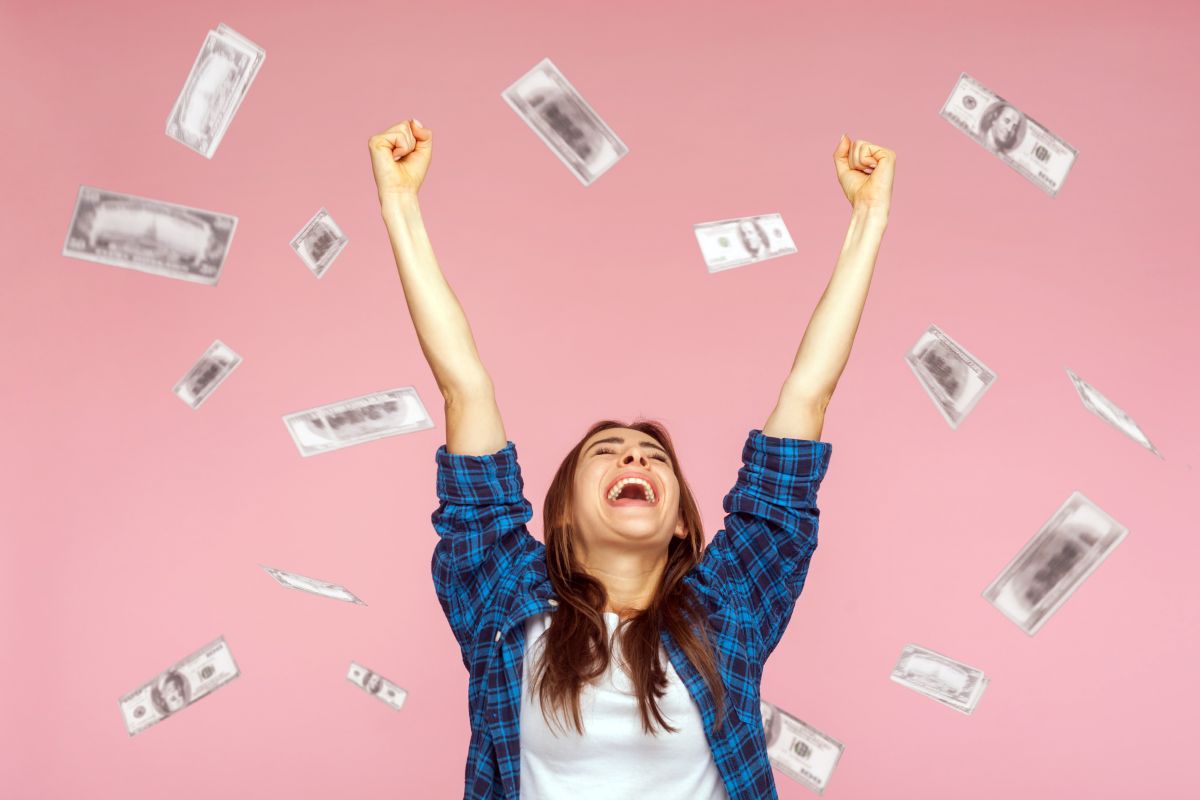 woman-wins-lottery-and-screams-so-loud-her-coworkers-think-something-bad-has-happened-to-her