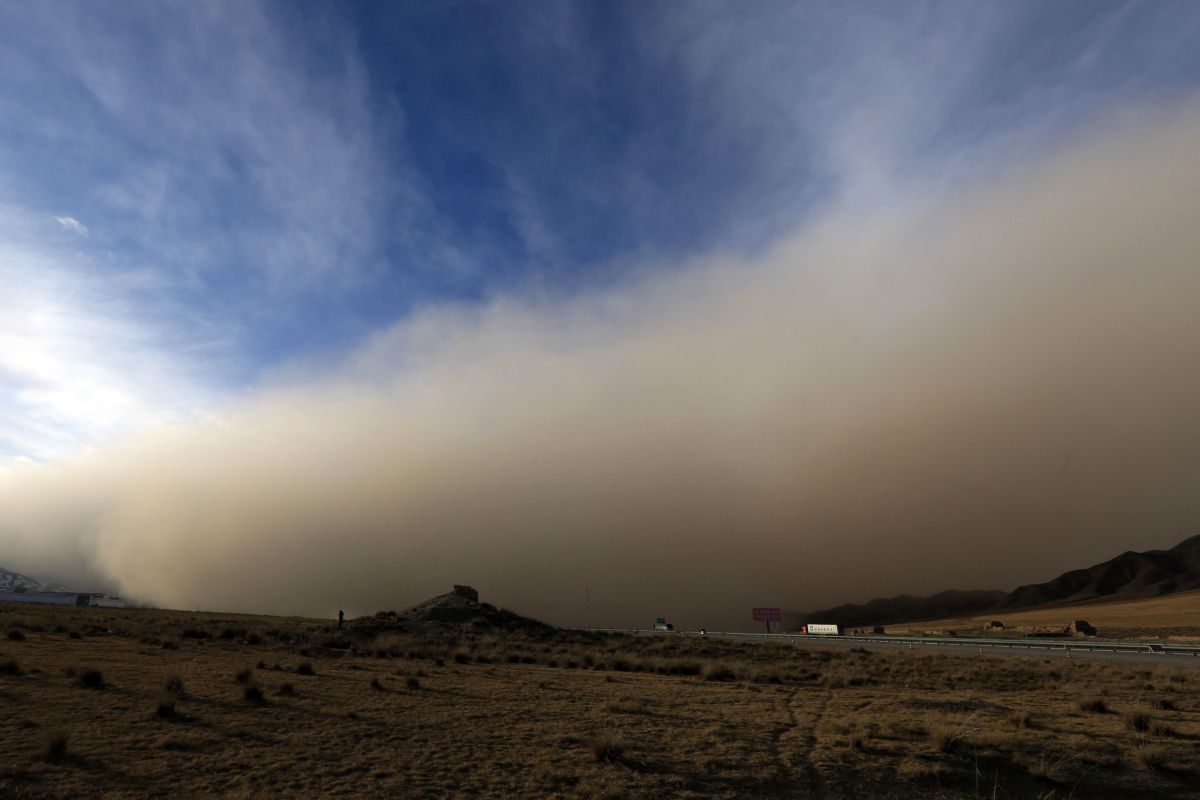 several-people-dead-after-violent-passage-of-a-dust-storm-that-caused-a-massive-car-accident-in-illinois