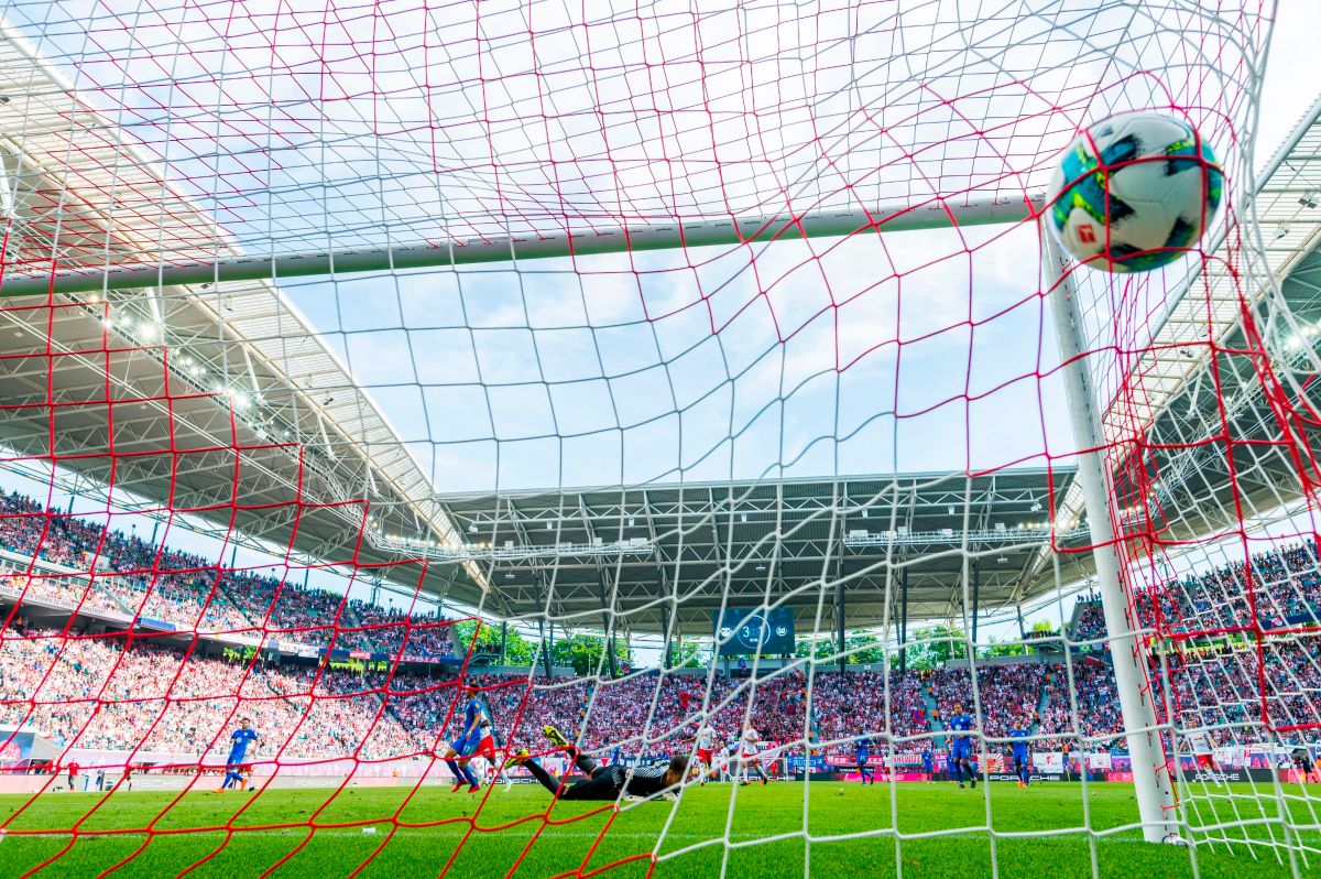 impressive:-goal-from-goal-to-goal-by-the-morelia-goalkeeper-shook-mexican-soccer-[video]