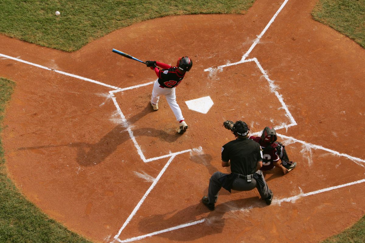 video:-a-small-whirlpool-appeared-in-the-middle-of-a-minor-baseball-game-in-florida-and-involved-a-child-who-was-later-rescued-by-the-umpire