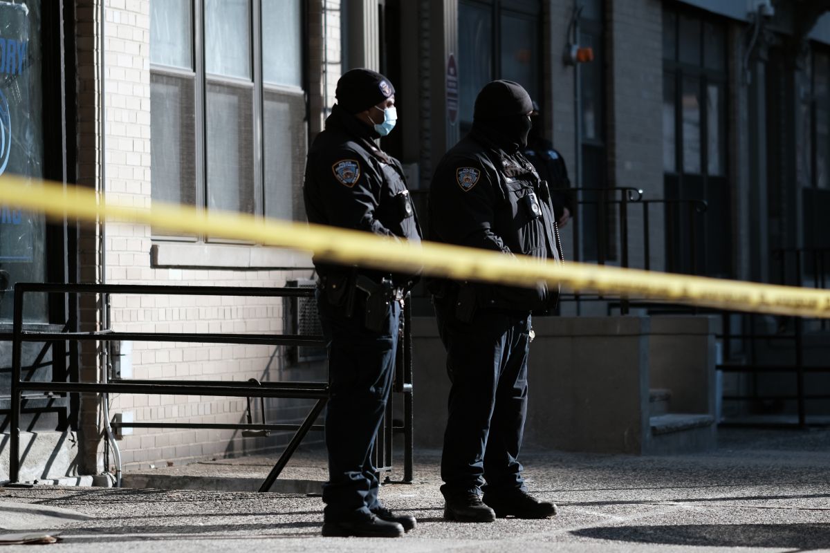 authorities-investigate-bullets-fired-through-the-window-of-a-walgreens-in-staten-island