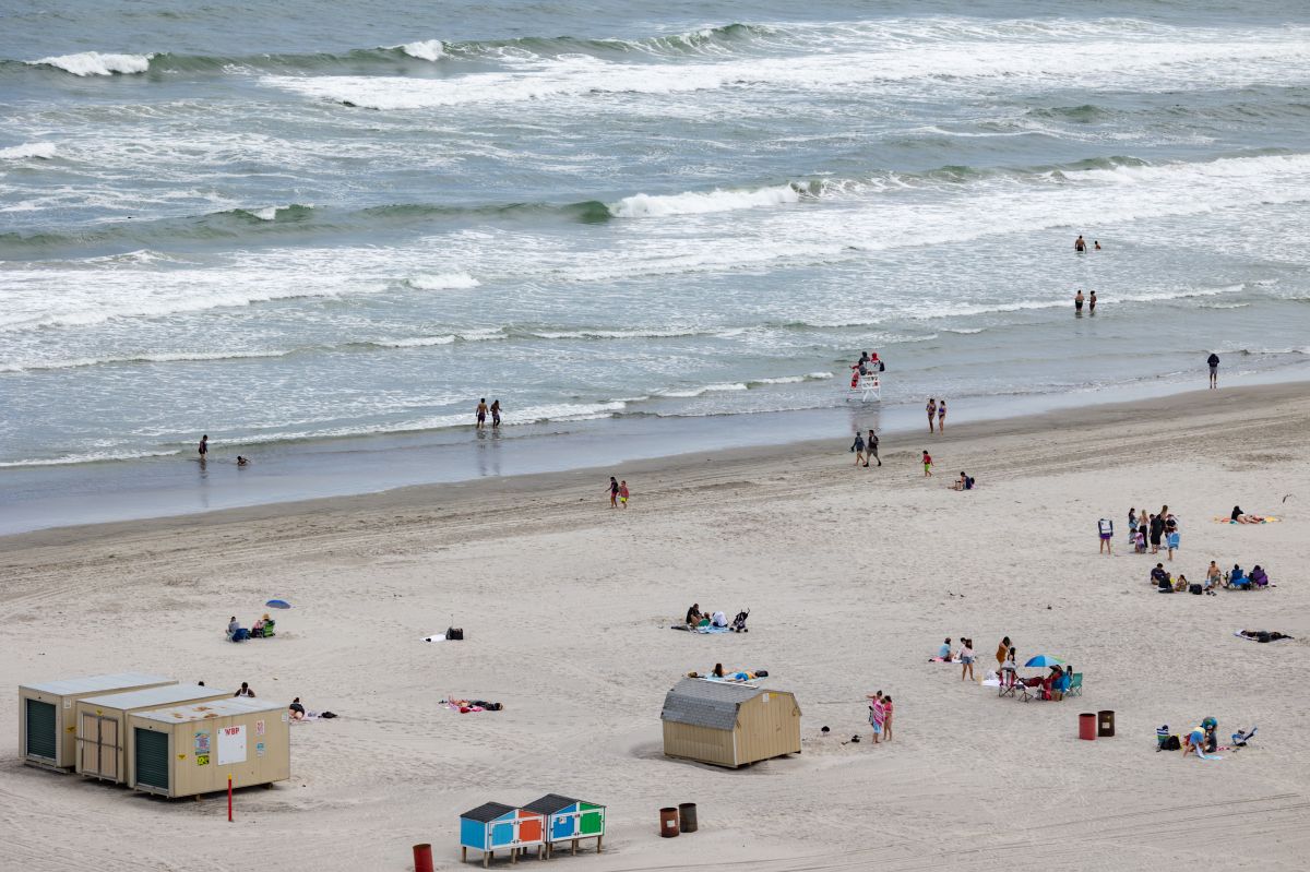 teenager-drowns-and-five-others-are-rescued-from-the-water-on-a-new-jersey-beach