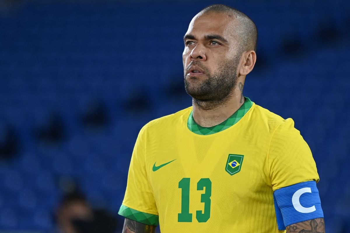 “i-have-faith-and-he-is-a-good-person”:-dani-alves'-mother-visits-her-son-in-jail-almost-five-months-after-being-detained-for-alleged-rape