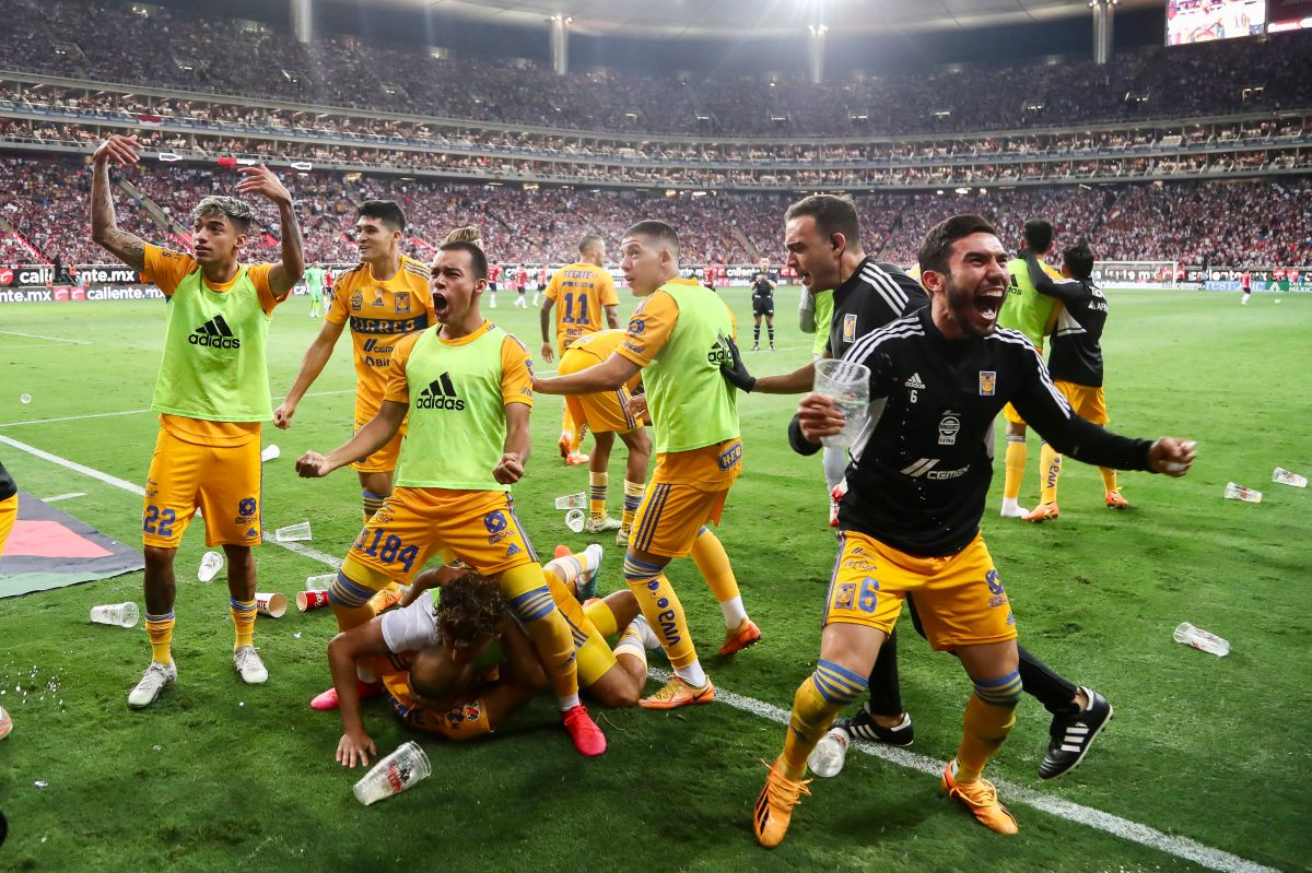 emotional:-uanl-tigres-fan-comforts-her-chivas-son-during-the-definition-of-the-clausura-tournament-in-liga-mx-[video]