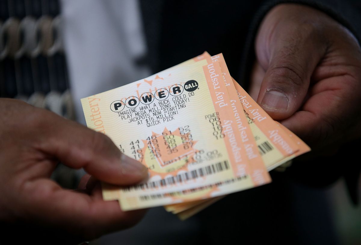 video-shows-jose-rivera-looking-for-a-winning-ticket-for-the-$2-billion-powerball-that-was-allegedly-stolen-from-him-in-california