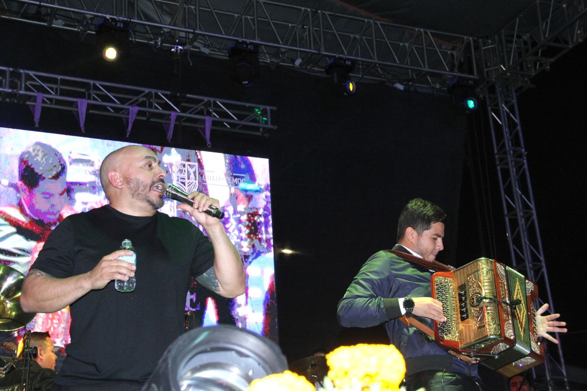 lupillo-rivera-enjoys-being-single-and-after-giving-a-fan-a-drink-he-kissed-her-on-the-mouth