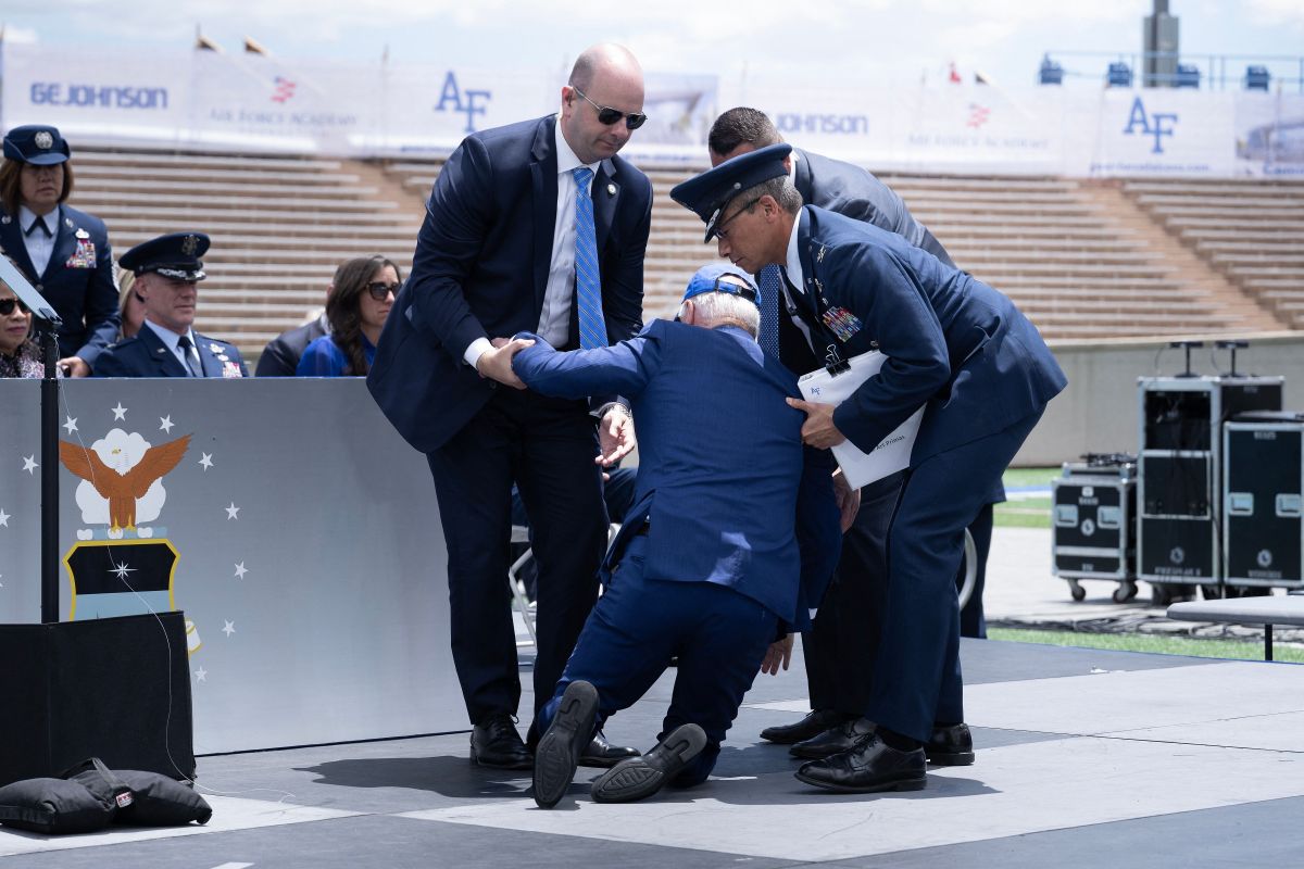 video:-joe-biden-suffers-a-spectacular-fall-during-the-air-force-ceremony