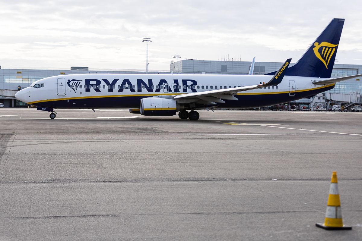 video:-ryanair-passenger-secretly-smokes-in-the-plane's-bathroom;-flight-crew-exposes-it-publicly