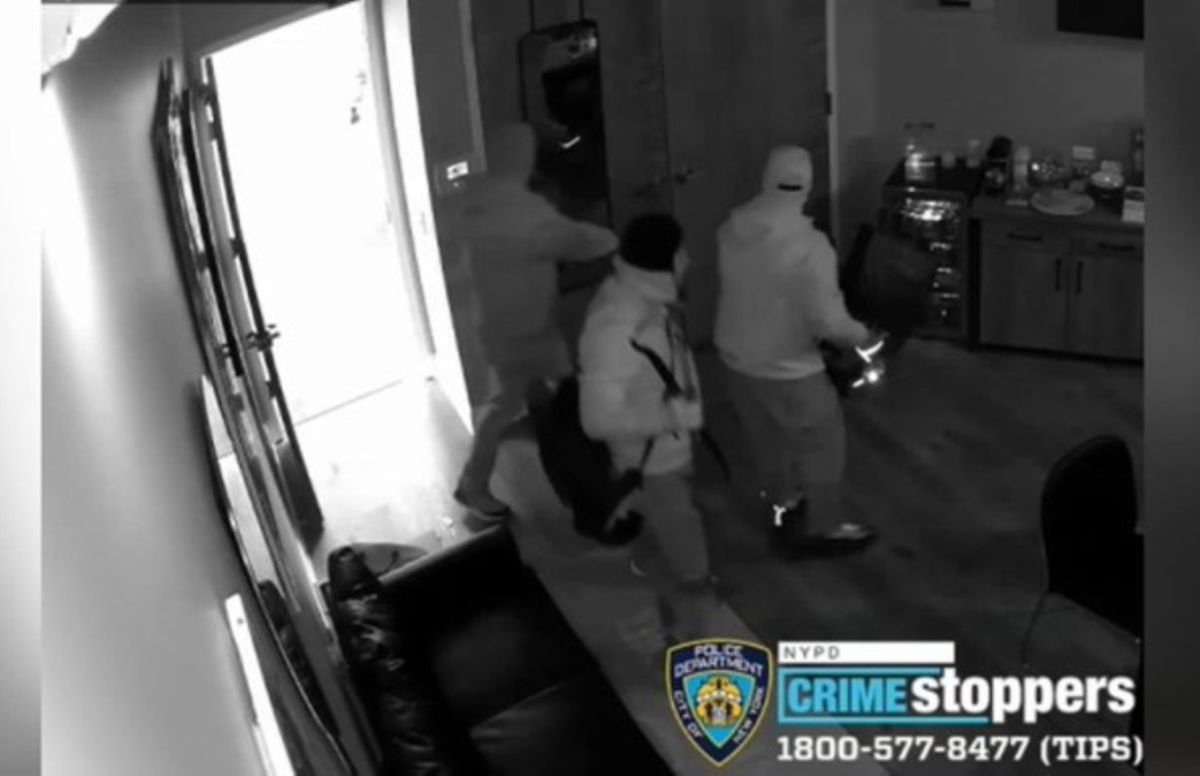 millionaire-robbery-of-luxury-watches:-thieves-tell-the-time-by-taking-an-entire-safe-in-new-york