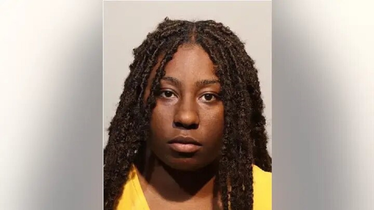 florida-woman-robbed-a-store-as-her-vehicle-caught-fire-with-two-children-inside,-reports-say