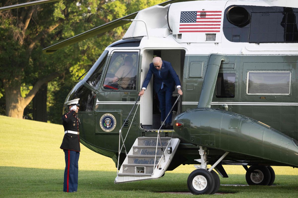 joe-biden-hits-his-head-leaving-marine-one-hours-after-falling-at-air-force-ceremony