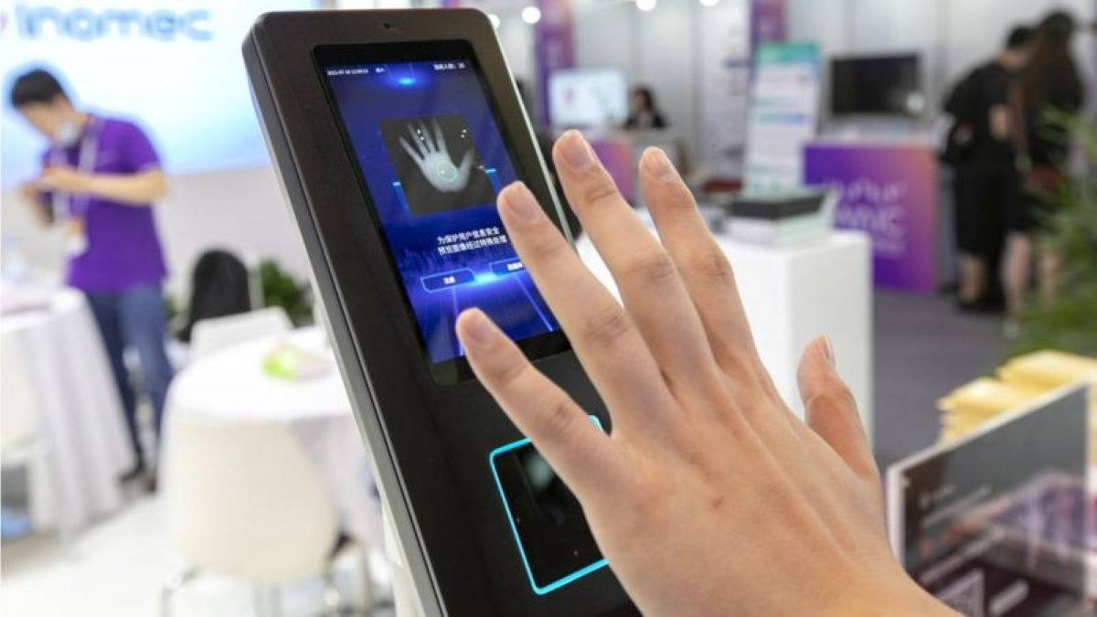 4-advantages-of-using-your-palm-to-identify-yourself-compared-to-fingerprints-or-facial-recognition