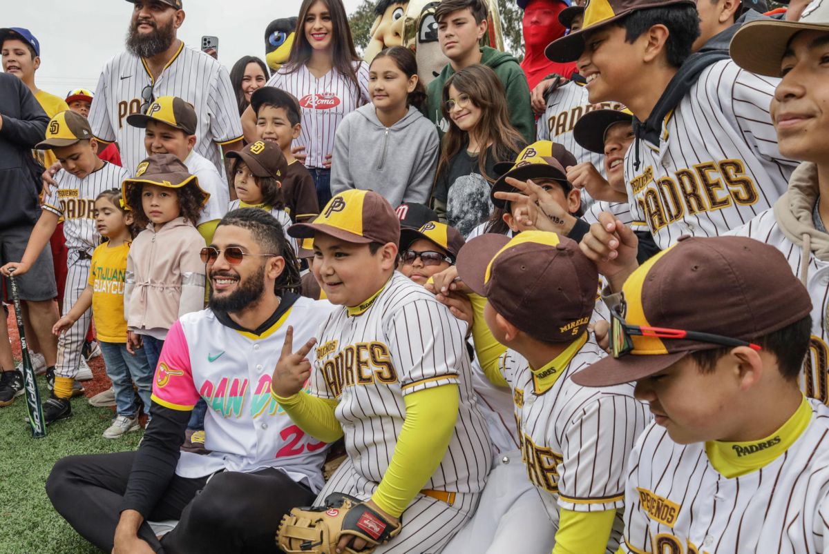 dominican-fernando-tatis-jr.-gave-baseball-clinic-to-hundreds-of-children-in-mexico-[photos]