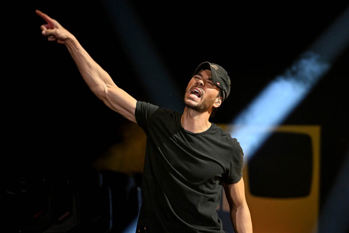 enrique-iglesias-has-a-phobia-of-social-events