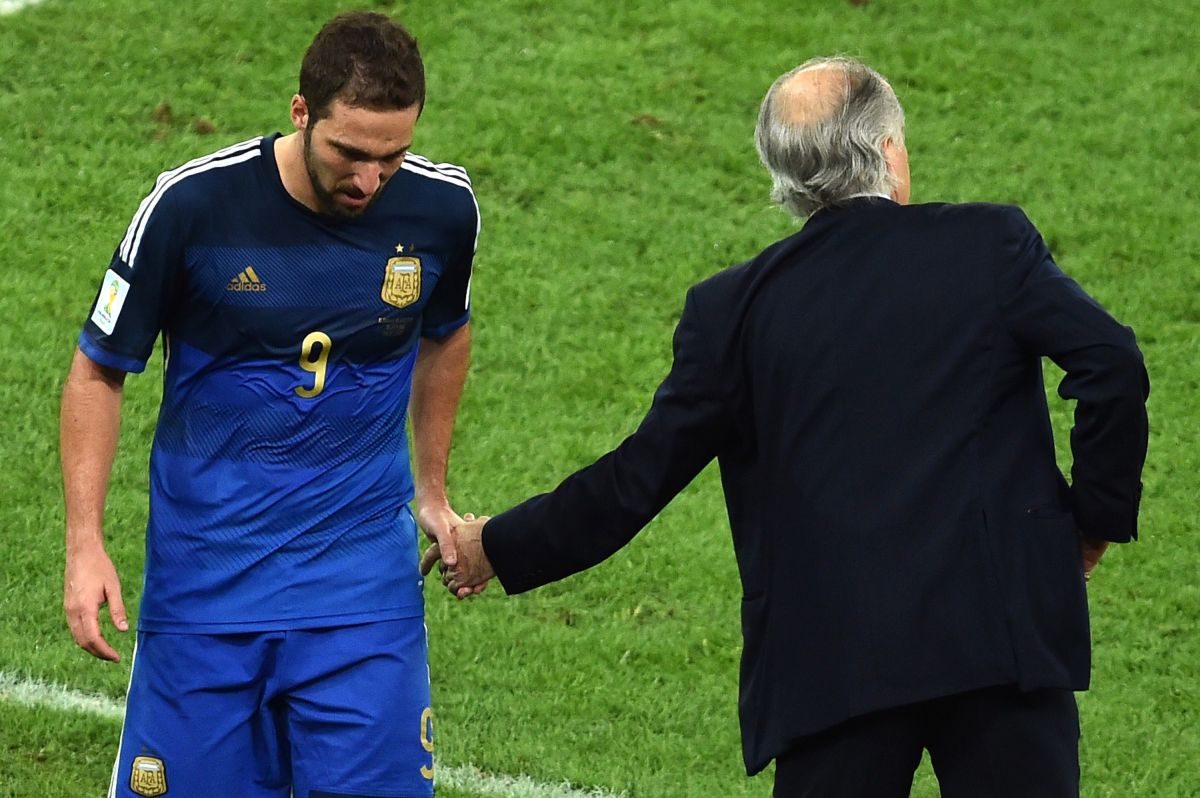 gonzalo-higuain-reveals-how-he-relied-on-michael-jordan-to-overcome-his-depression-after-losing-the-2014-world-cup-final