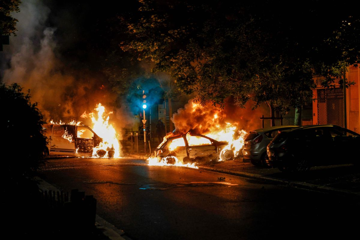 video:-police-kill-a-teenager-in-a-traffic-stop-in-paris-and-generate-riots-in-the-city