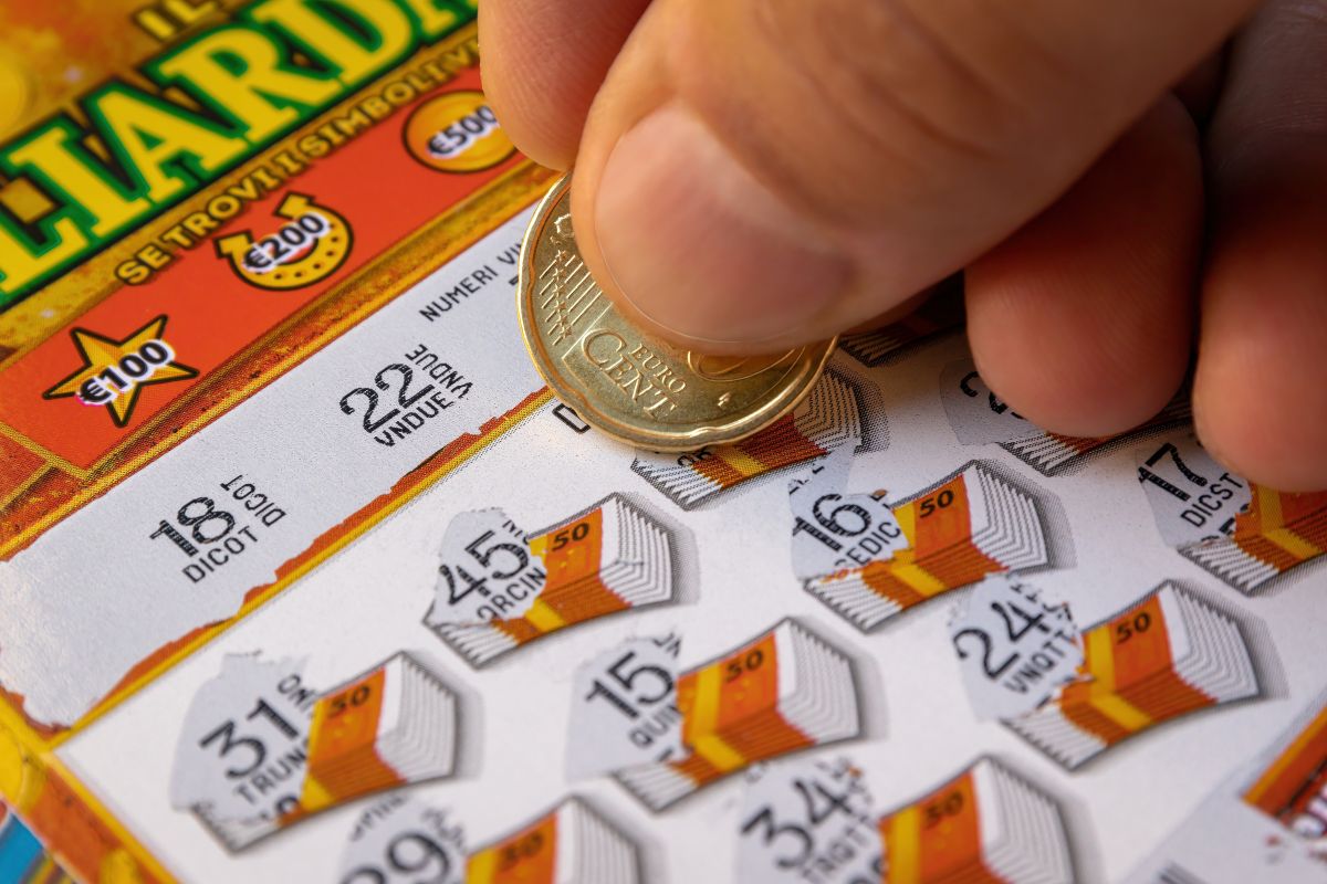 washington-woman-buys-a-lottery-“scratch-off”-that-reminded-her-of-her-deceased-mother-and-wins-$1-million