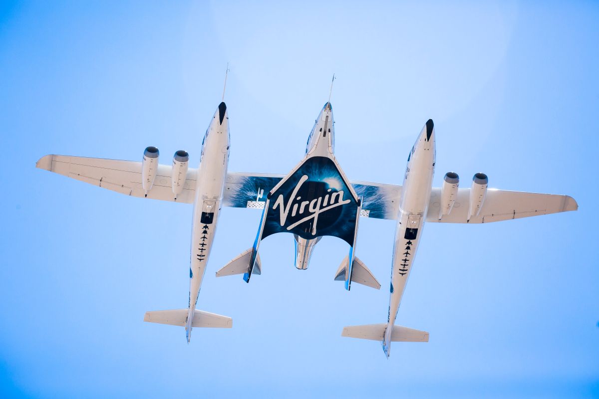 virgin-galactic-rocket-powered-space-plane-reaches-the-edge-of-space-with-tourists