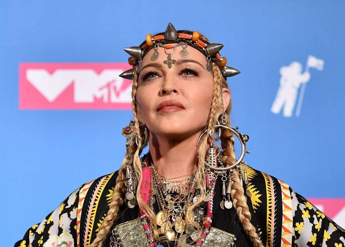 madonna-is-resting-in-her-big-mansion-in-new-york