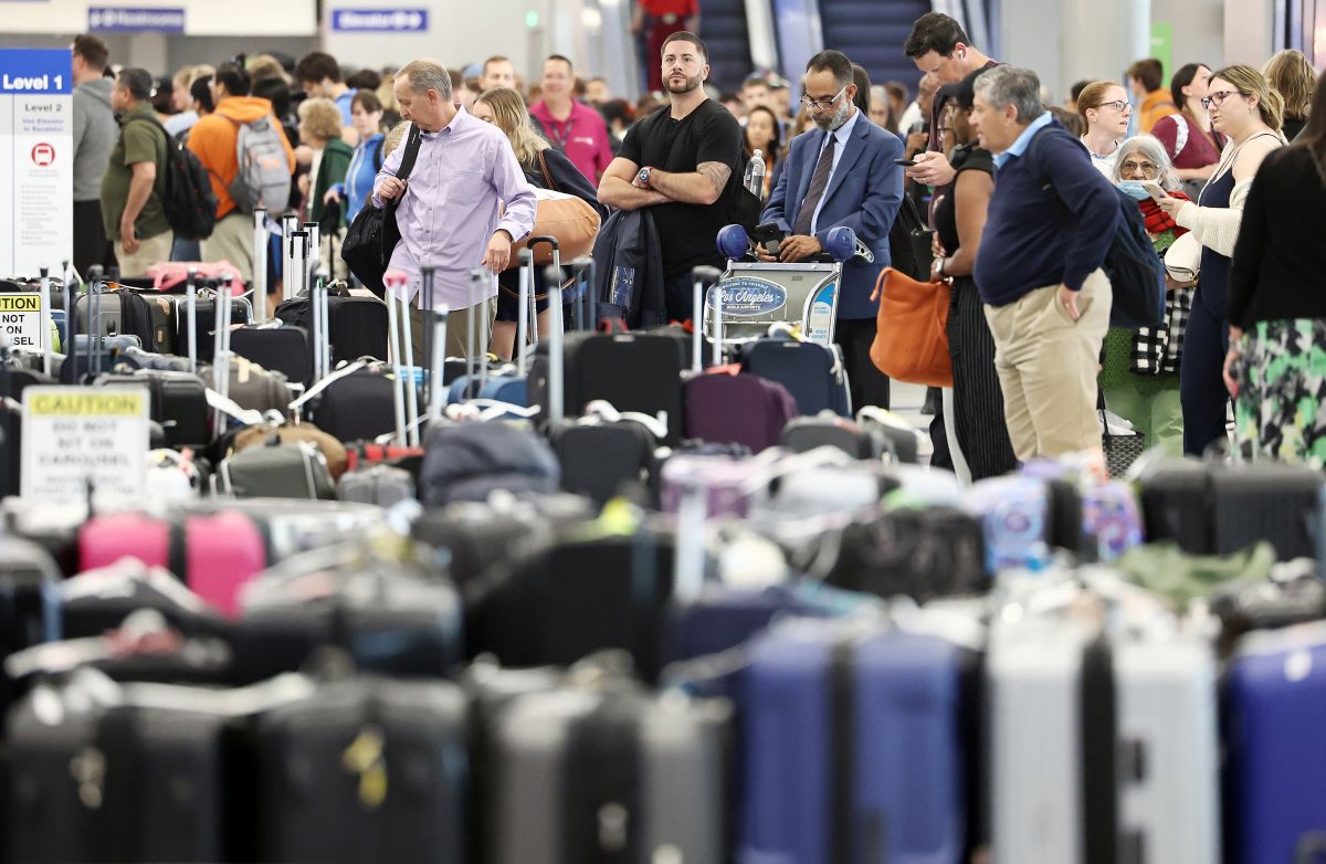 flight-delays-and-cancellations-continue-at-the-start-of-the-4th-of-july-weekend-when-50-million-people-will-leave-their-homes-for-vacations