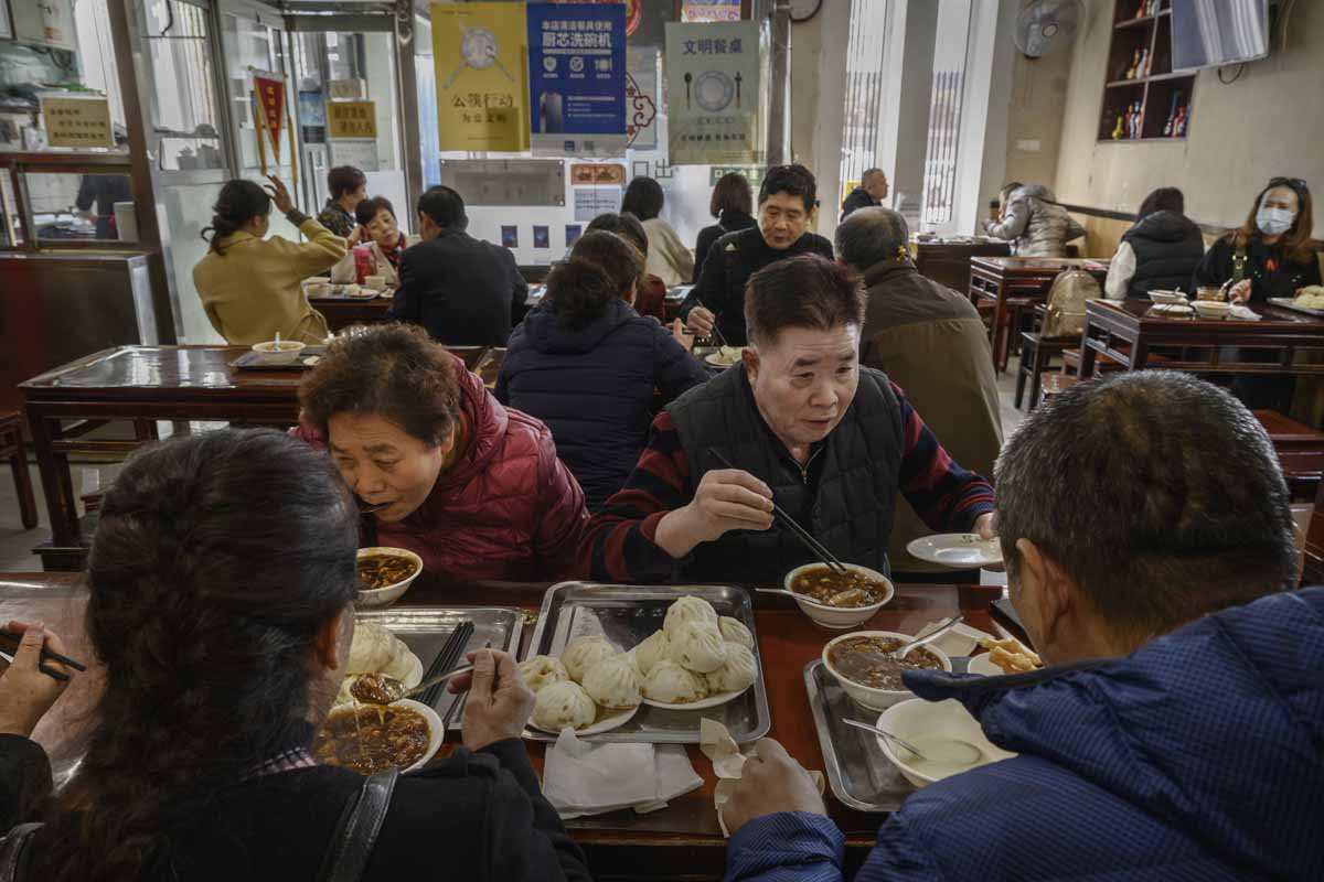 cooking-stir-fried-stones-becomes-a-fashionable-dish-in-china