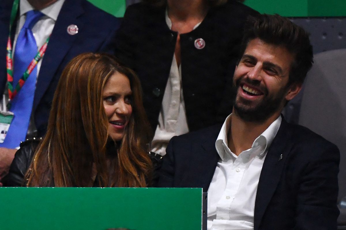 gerard-pique-receives-new-darts-from-shakira-in-his-new-song-'copa-vacia'-[video]