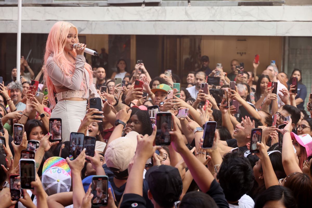 fans-fall-to-the-ground-while-running-to-see-karol-g-concert-at-rockefeller-center;-15,000-gathered-around-the-stage-of-nbc's-“today-show”