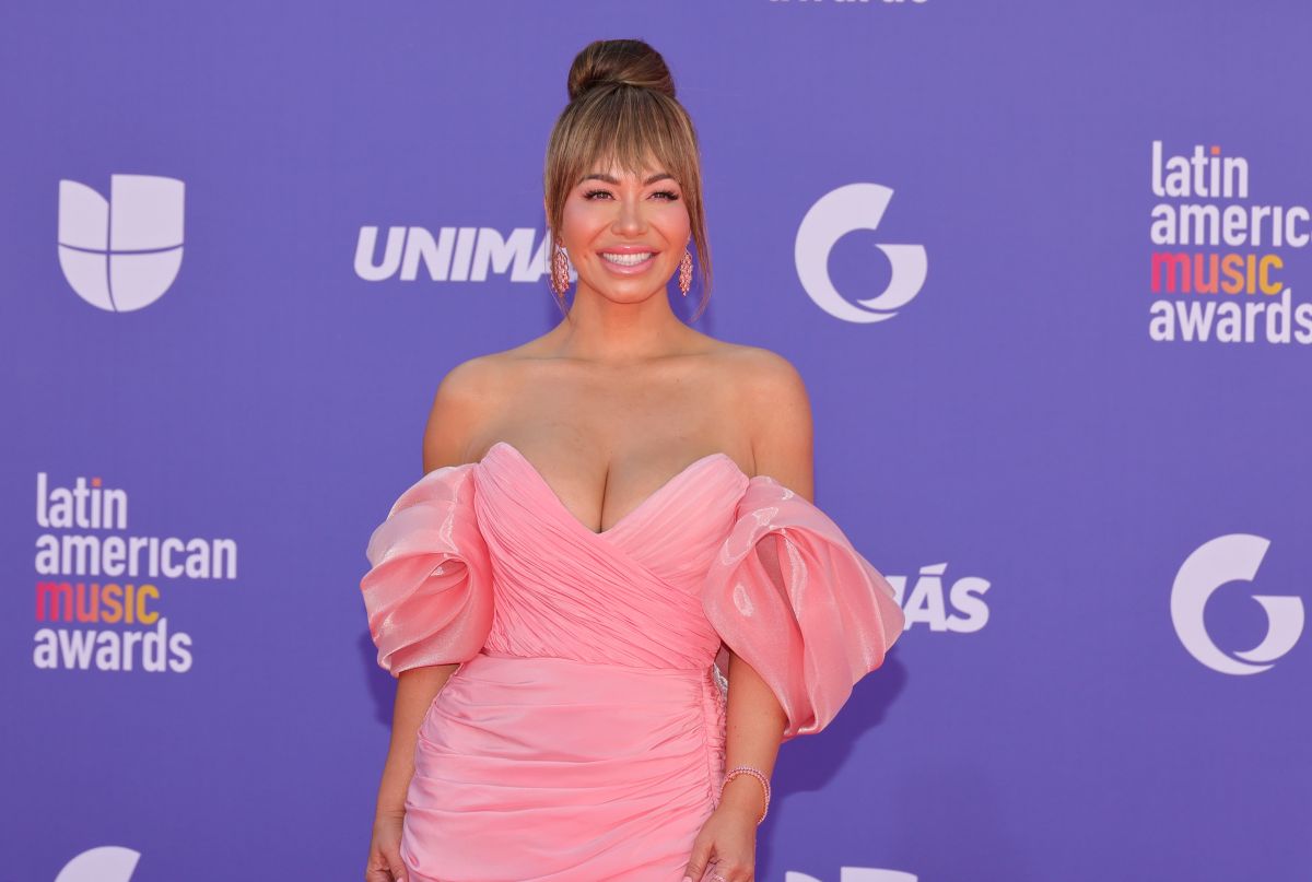 chiquis-rivera-raises-the-temperature-from-greece-with-her-daring-outfits