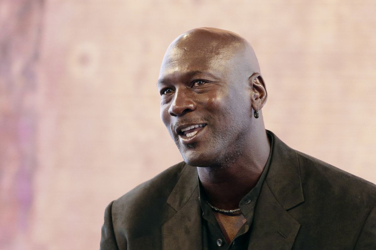 for-more-than-a-million-dollars:-iconic-jacket-worn-by-michael-jordan-at-the-barcelona-92-​​olympic-games-is-auctioned