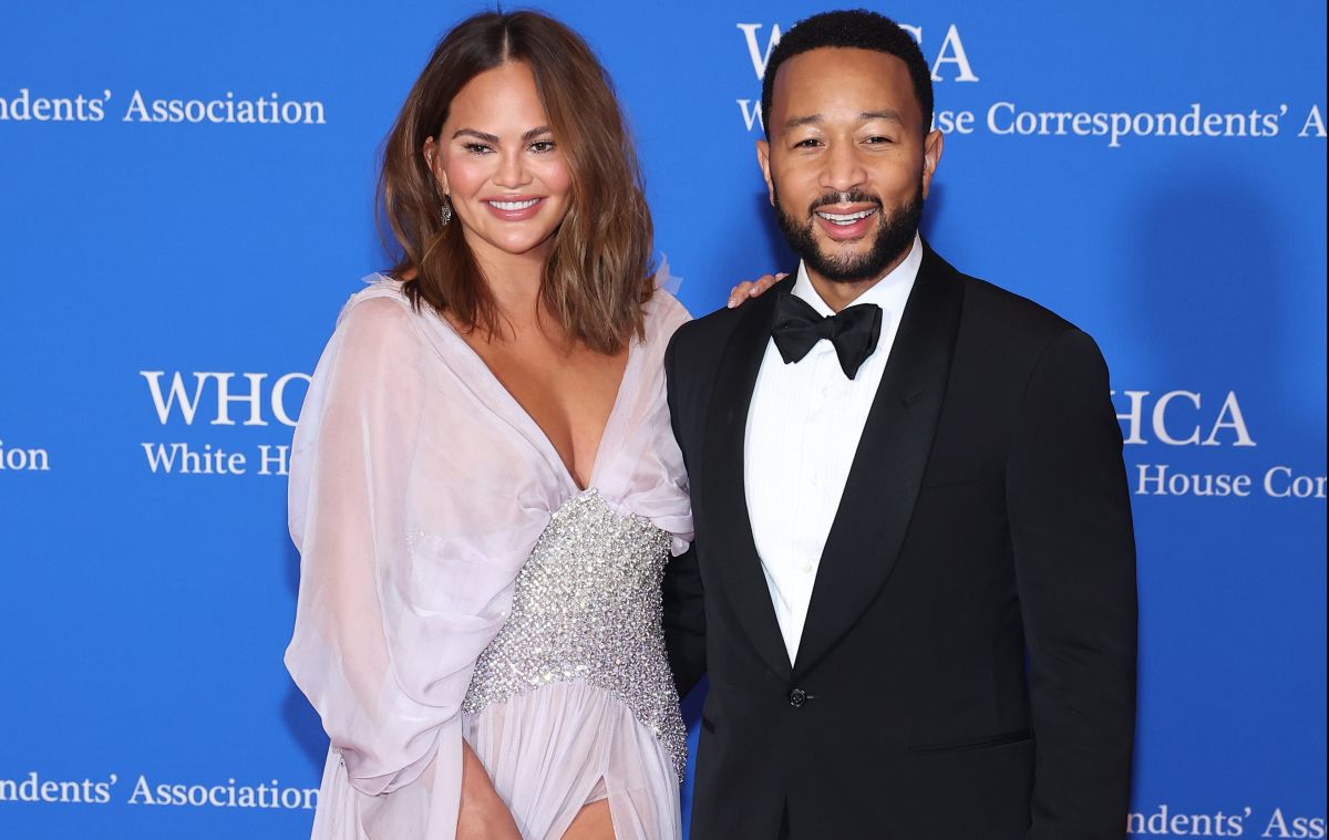 john-legend-and-chrissy-teigen-visited-barbie's-famous-house-in-malibu