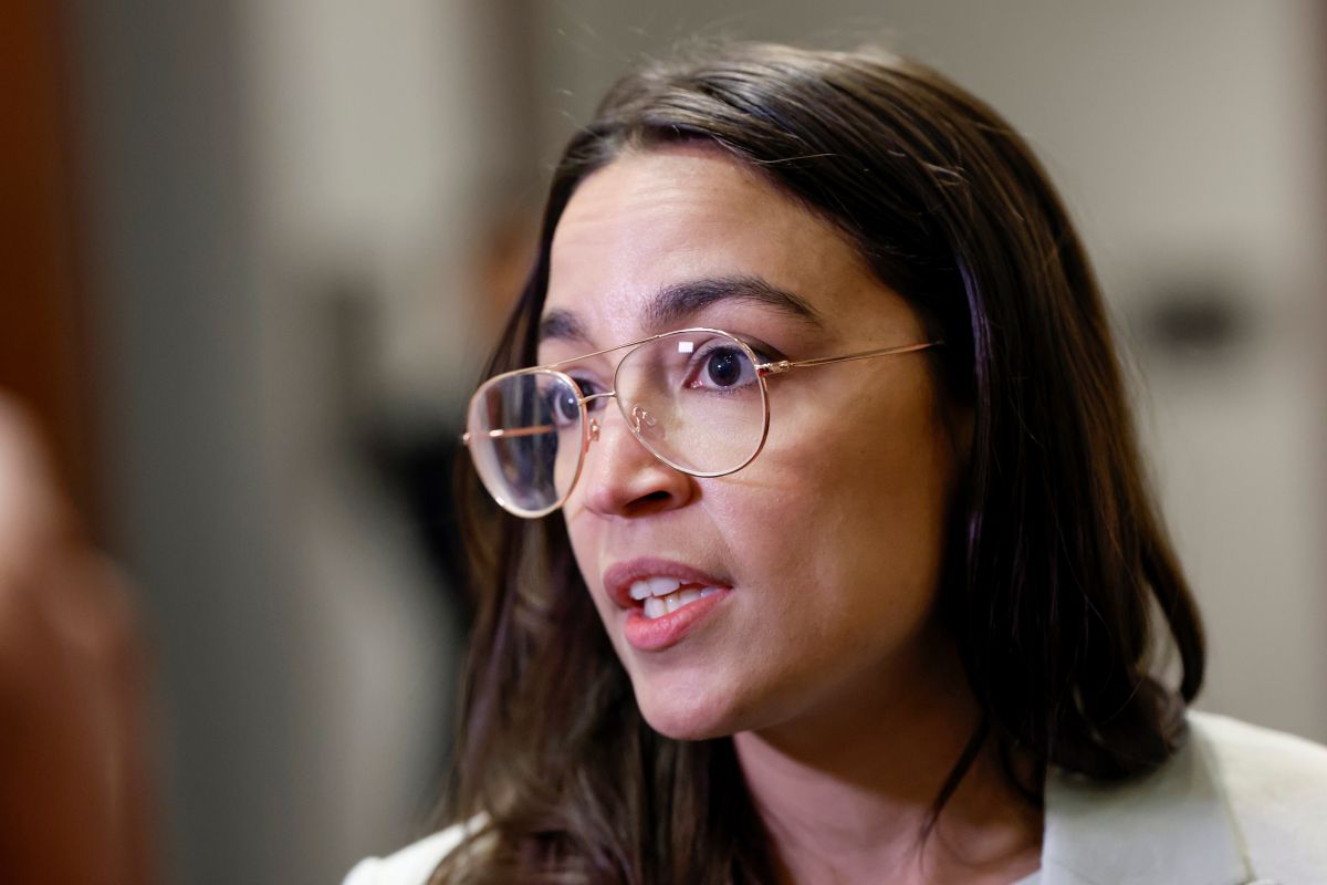 alexandria-ocasio-cortez-warns-of-“the-expansion-of-authoritarian-power”-in-the-us-supreme-court.