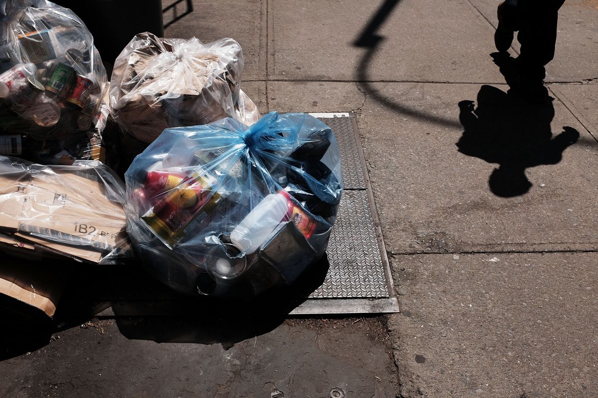 city-sanitation-employees-caught-ignoring-trash-on-brooklyn-sidewalks