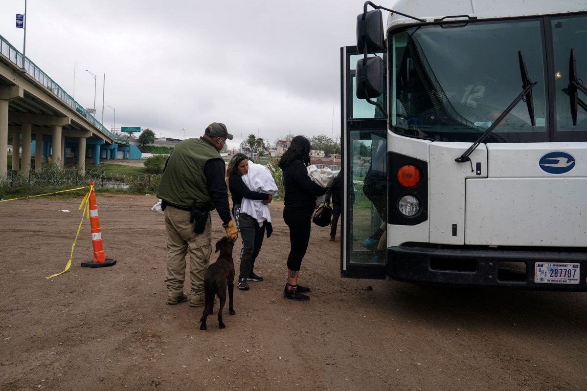 a-new-group-of-immigrants-were-sent-by-bus-from-texas-to-los-angeles