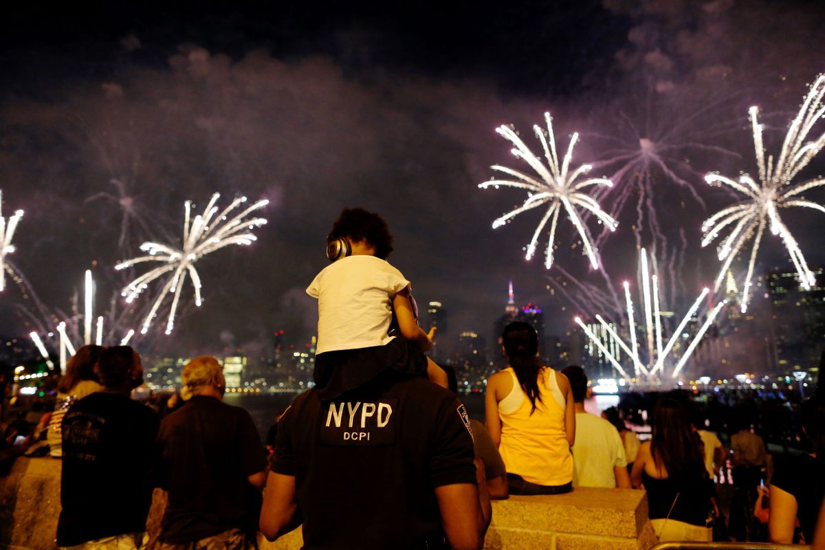 nyc-authorities-remind-that-it-is-illegal-and-dangerous-to-celebrate-the-4th-of-july-with-your-own-fireworks-“party”:-you-can-end-up-injured,-fined-or-arrested