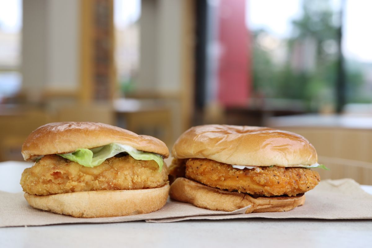 he-went-viral-for-entering-the-kitchen-of-a-wendy's-to-prepare-a-chicken-sandwich