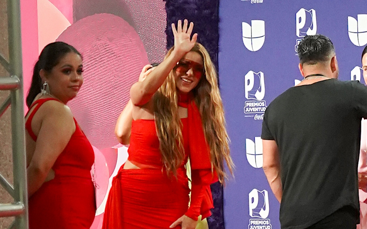 shakira-sweeps-with-sensual-dance-and-her-bikinazo-steals-the-attention