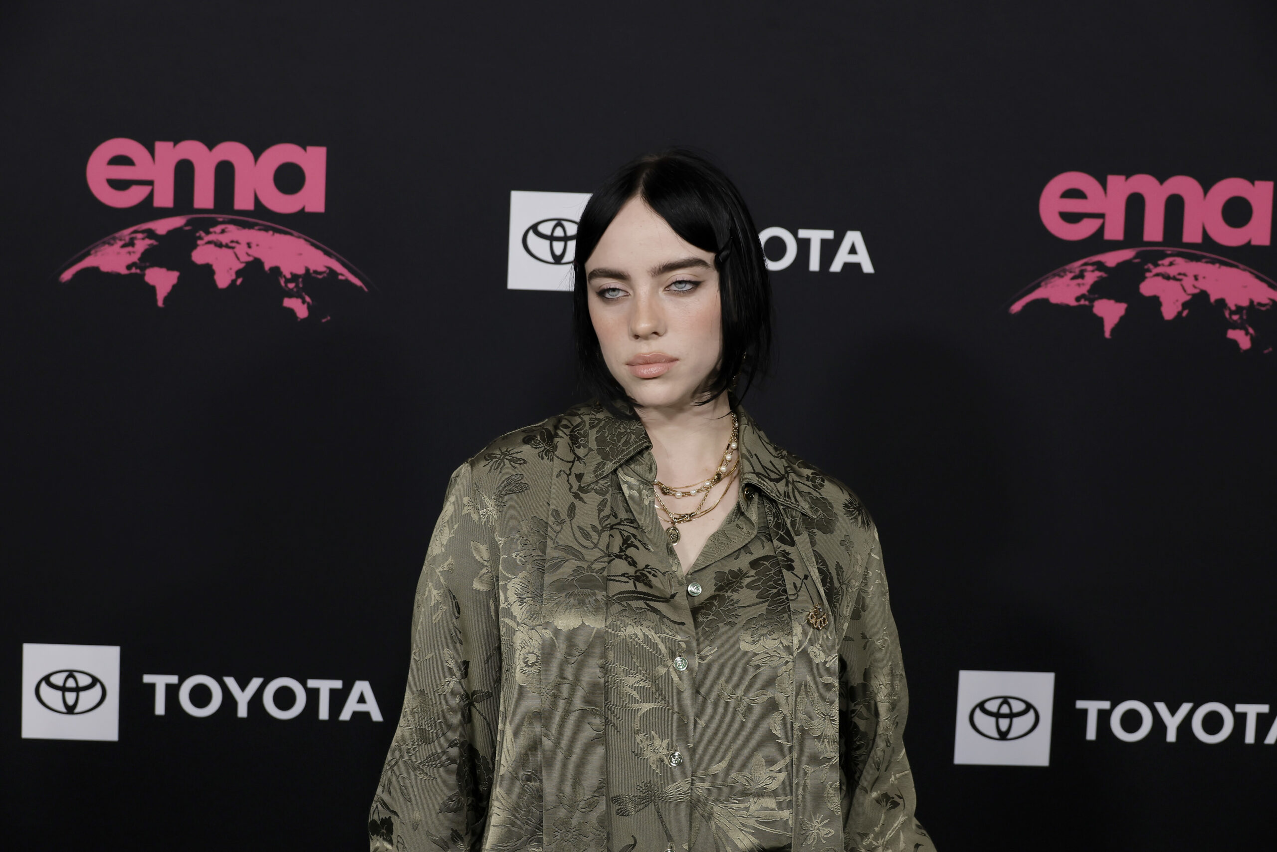 billie-eilish-expresses-her-sadness-on-instagram-by-announcing-the-death-of-her-dog-pepper