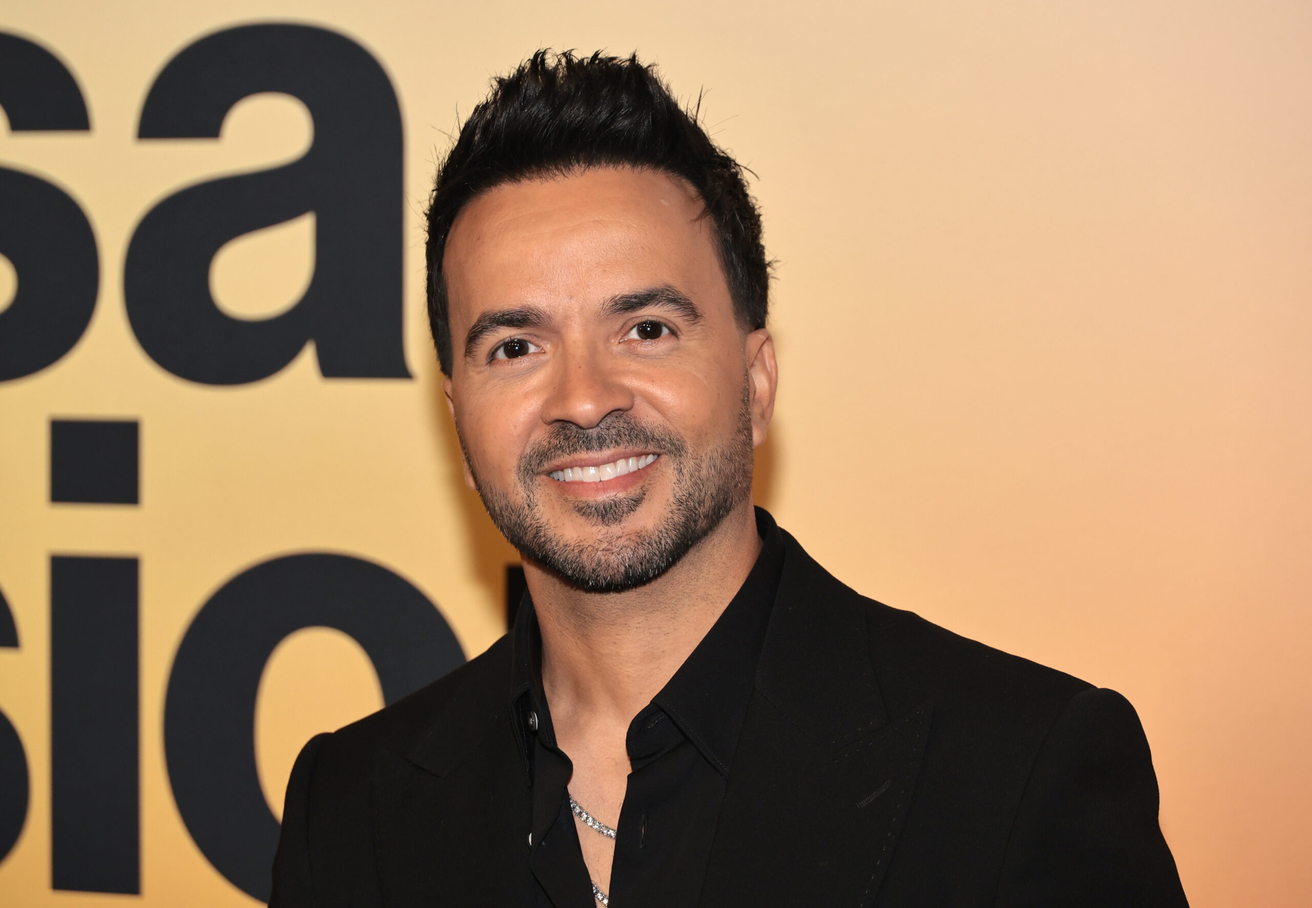 “billing-at-adamari's-expense”:-fans-react-to-luis-fonsi's-new-song