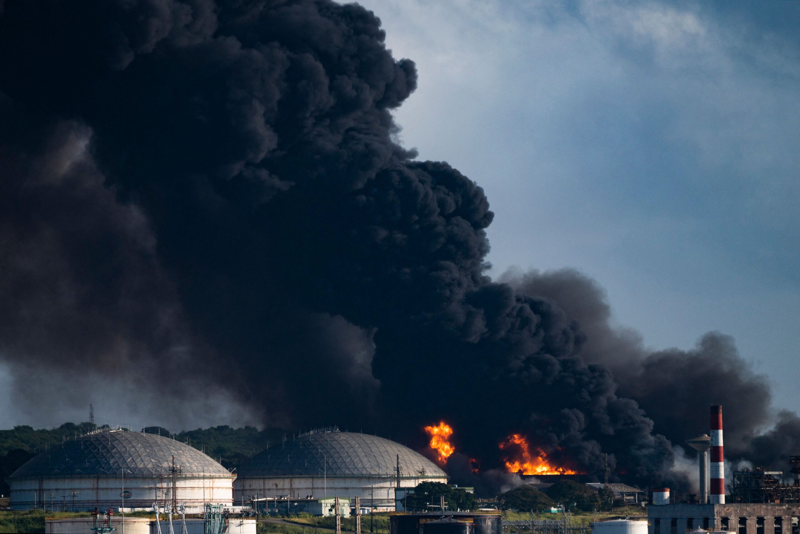 louisiana-residents-ordered-to-evacuate-immediately-after-refinery-storage-tank-fire