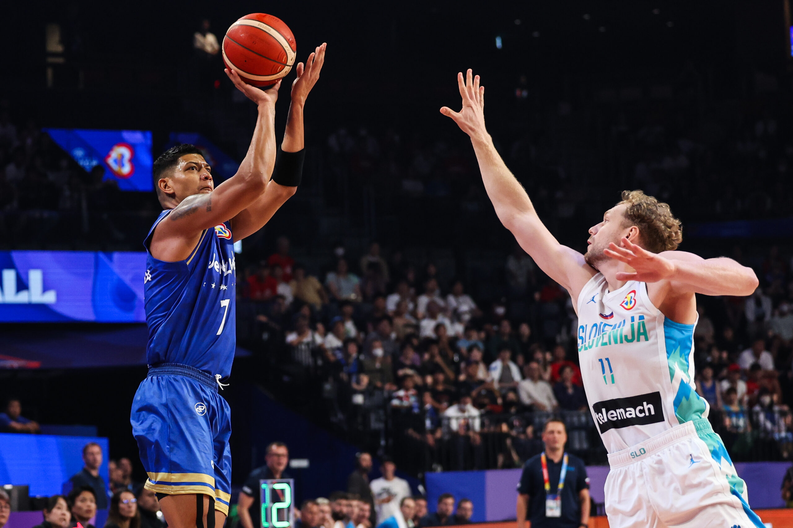 basket-of-the-year?-hispanic-jhornan-zamora-scores-in-the-basketball-world-cup-from-behind-half-the-court-[video]