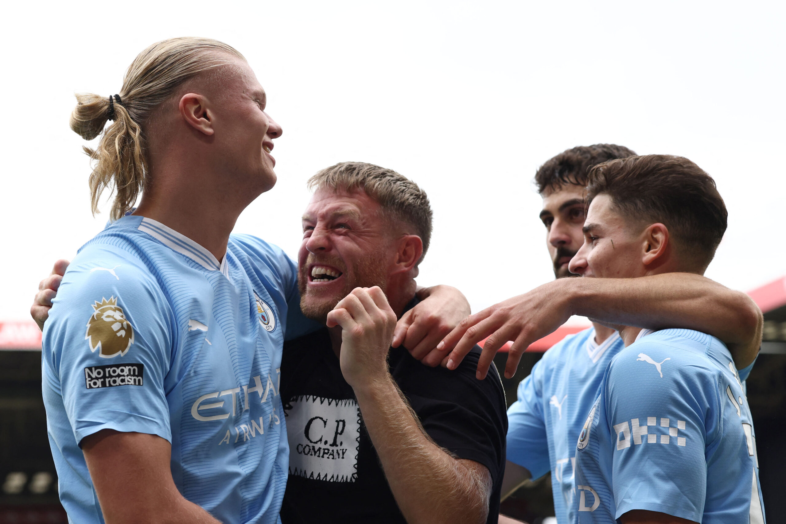 erling-haaland-scores-with-manchester-city-and-his-celebration-with-a-fan-surprises-everyone-[video]