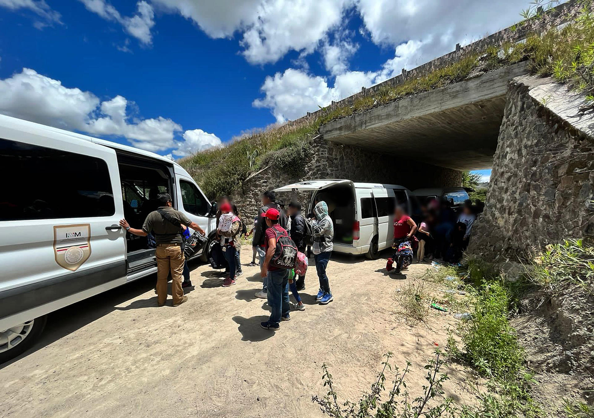 authorities-find-125-migrants-in-eight-vans-traveling-on-the-highway-from-mexico-to-the-united-states