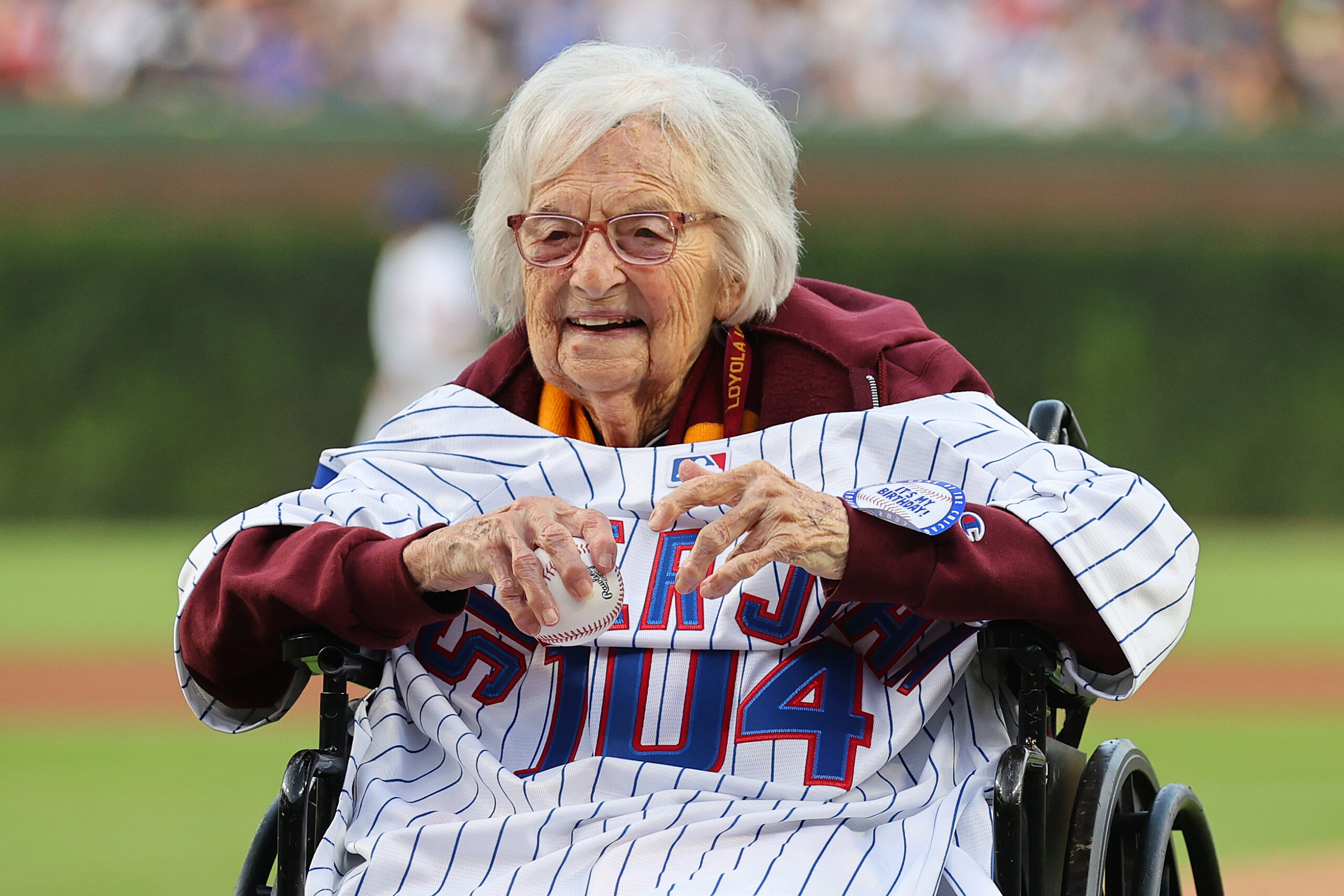 104-year-old-grandmother-throws-out-the-opening-pitch-in-the-game-between-the-chicago-cubs-and-milwaukee-brewers-[video]