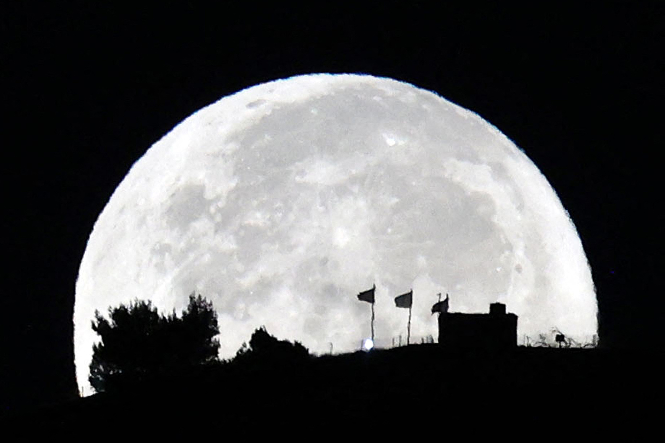 the-best-photographs-that-the-blue-supermoon-of-august-2023-left-us