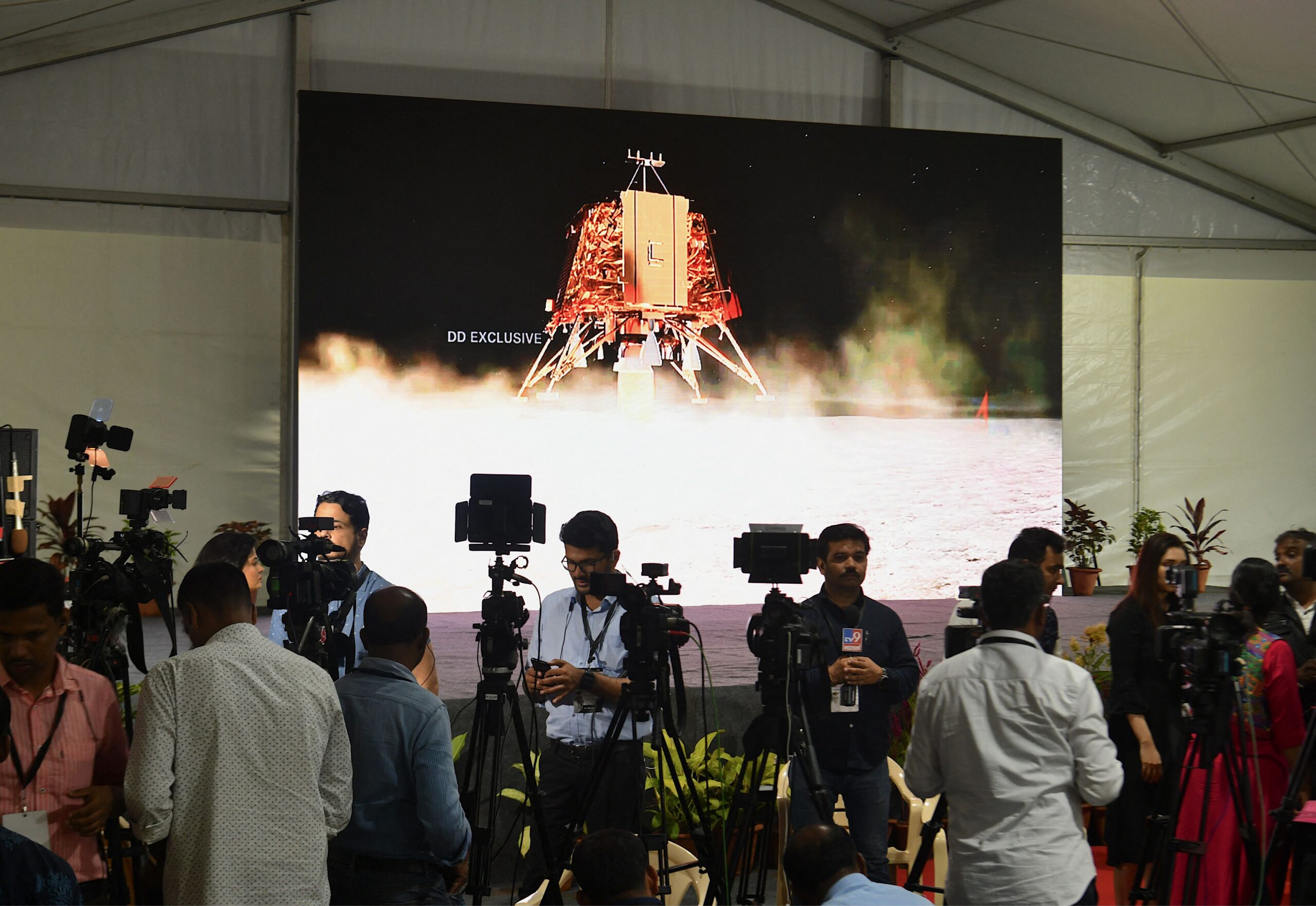 india-rover-confirms-presence-of-sulfur-on-the-moon