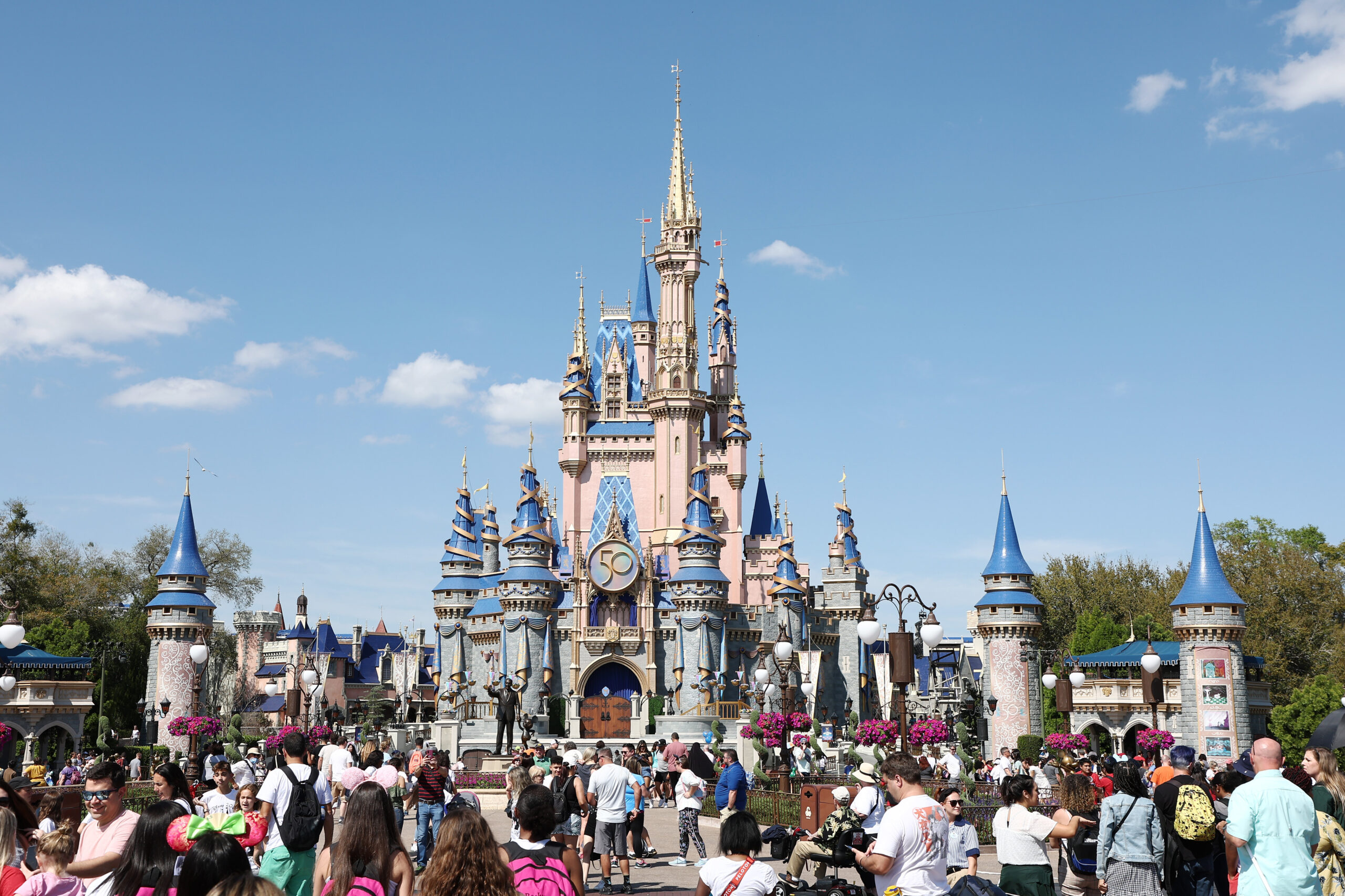 neo-nazi-groups-invade-the-disney-world-entrance-with-anti-semitic-and-racist-speeches