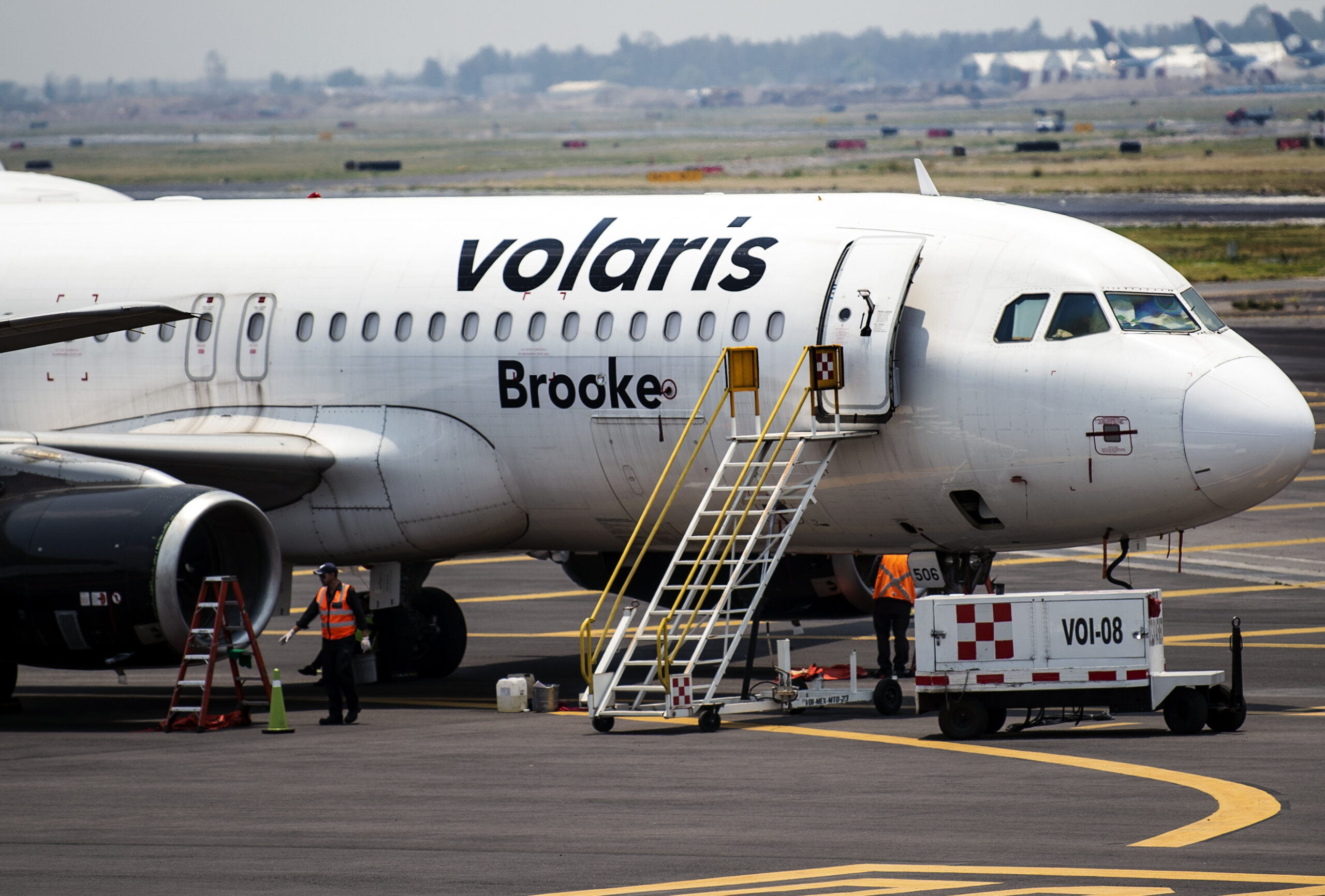 video:-man-jumps-a-fence-at-the-mexico-city-airport-and-gets-on-a-plane