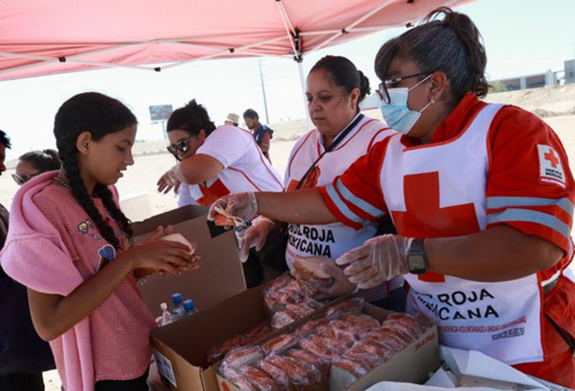 red-cross-donated-water-and-food-for-almost-300-migrants-on-the-border-between-the-united-states-and-mexico