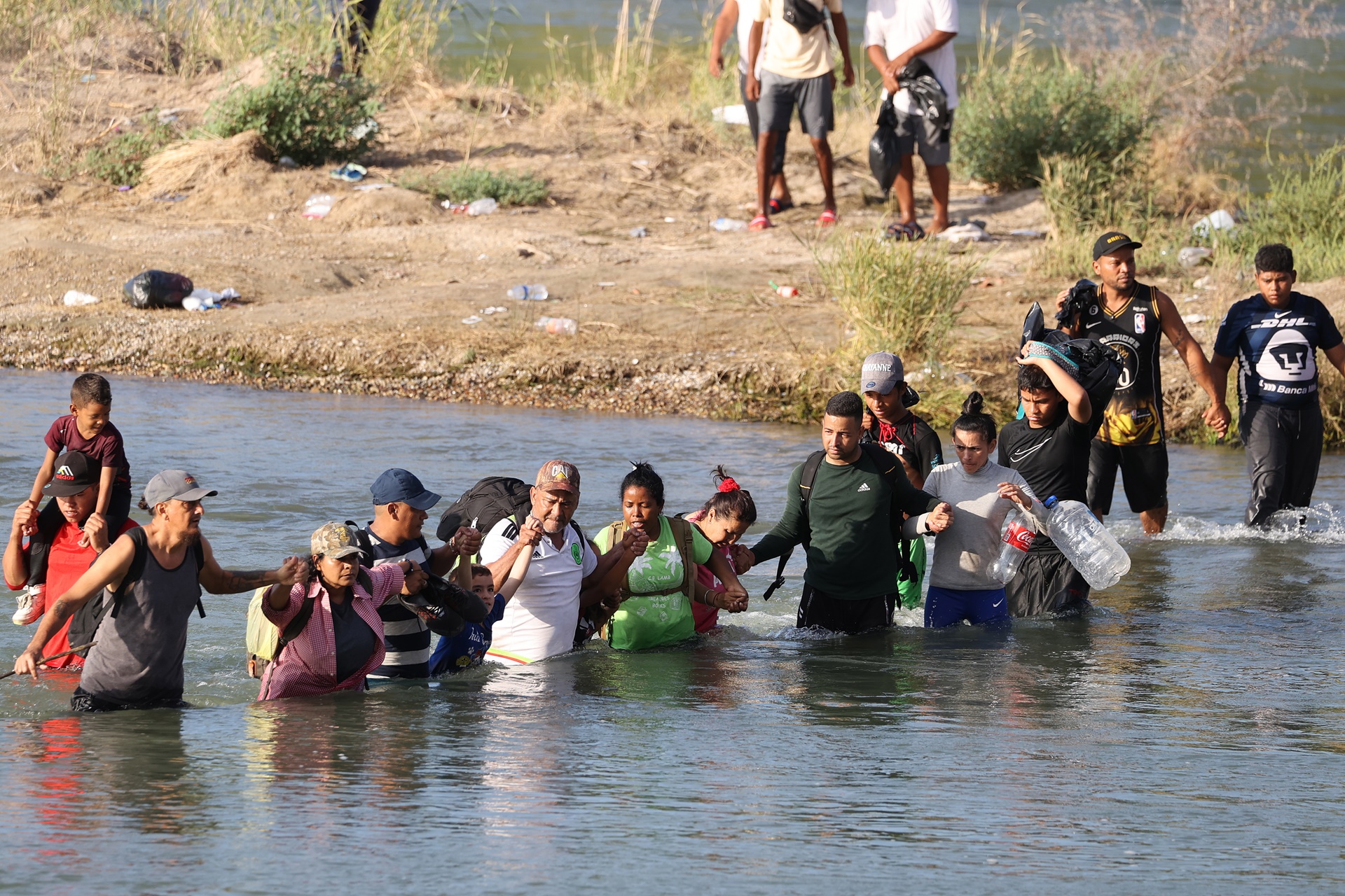 el-paso-is-at-a-“breaking-point”-due-to-the-massive-arrival-of-migrants,-warned-mayor-oscar-leeser